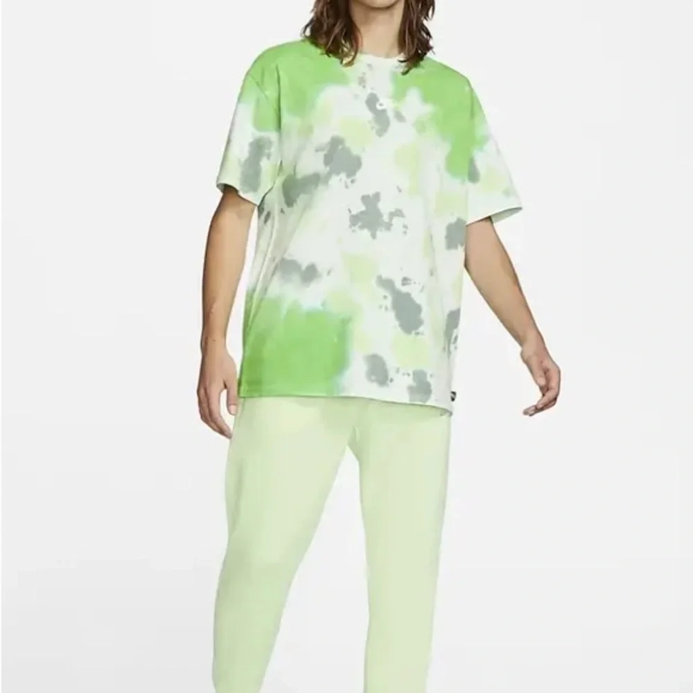 NIKE SPORTSWEAR PREMIUM ESSENTIALS OVERSIZED MEAN GREEN TIE DYE TEE SIZE: MEDIUM